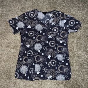 Charcoal Gray Winter Snowflake Fitted Women’s Scrub Top Zoe + Chloe size XS